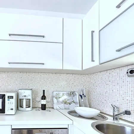 Iris Apartment *