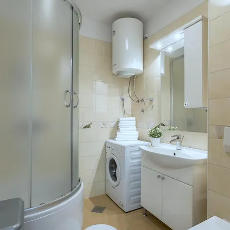 Iris Apartment *